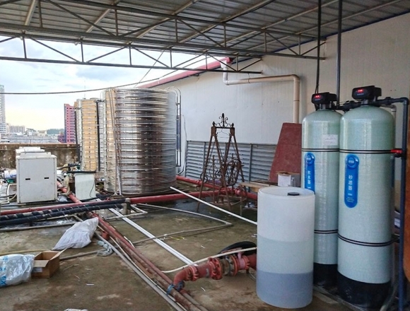 防城港某酒店空气能1吨软化水设备